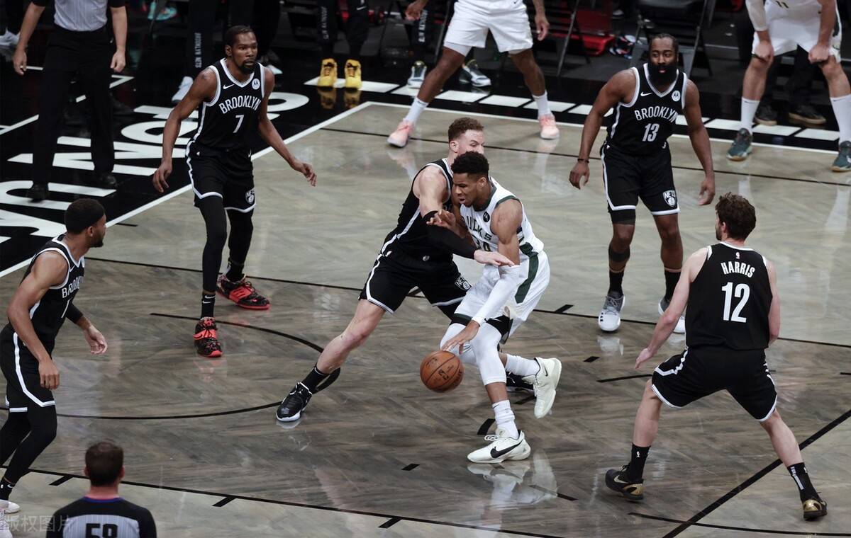 开云体育- c罗看网球